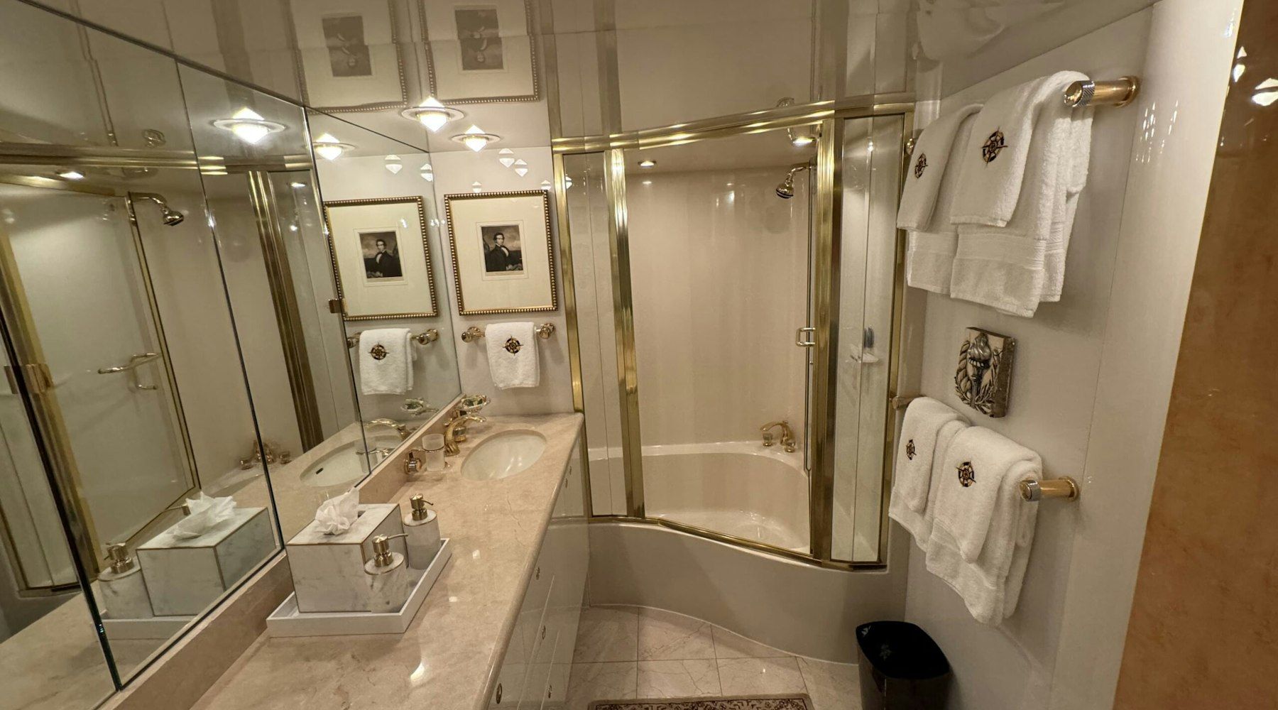 Interior del Lazzara 76 Skylounge