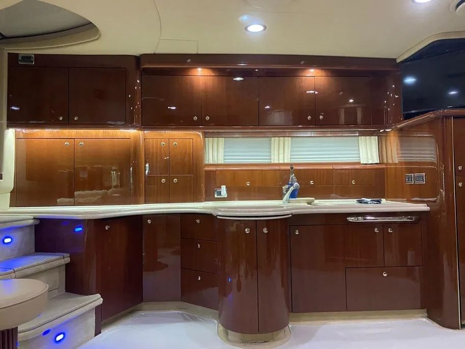 Interior del Sea Ray Sundancer 510