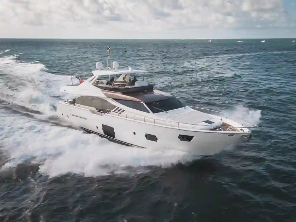 Ferretti Yachts 870