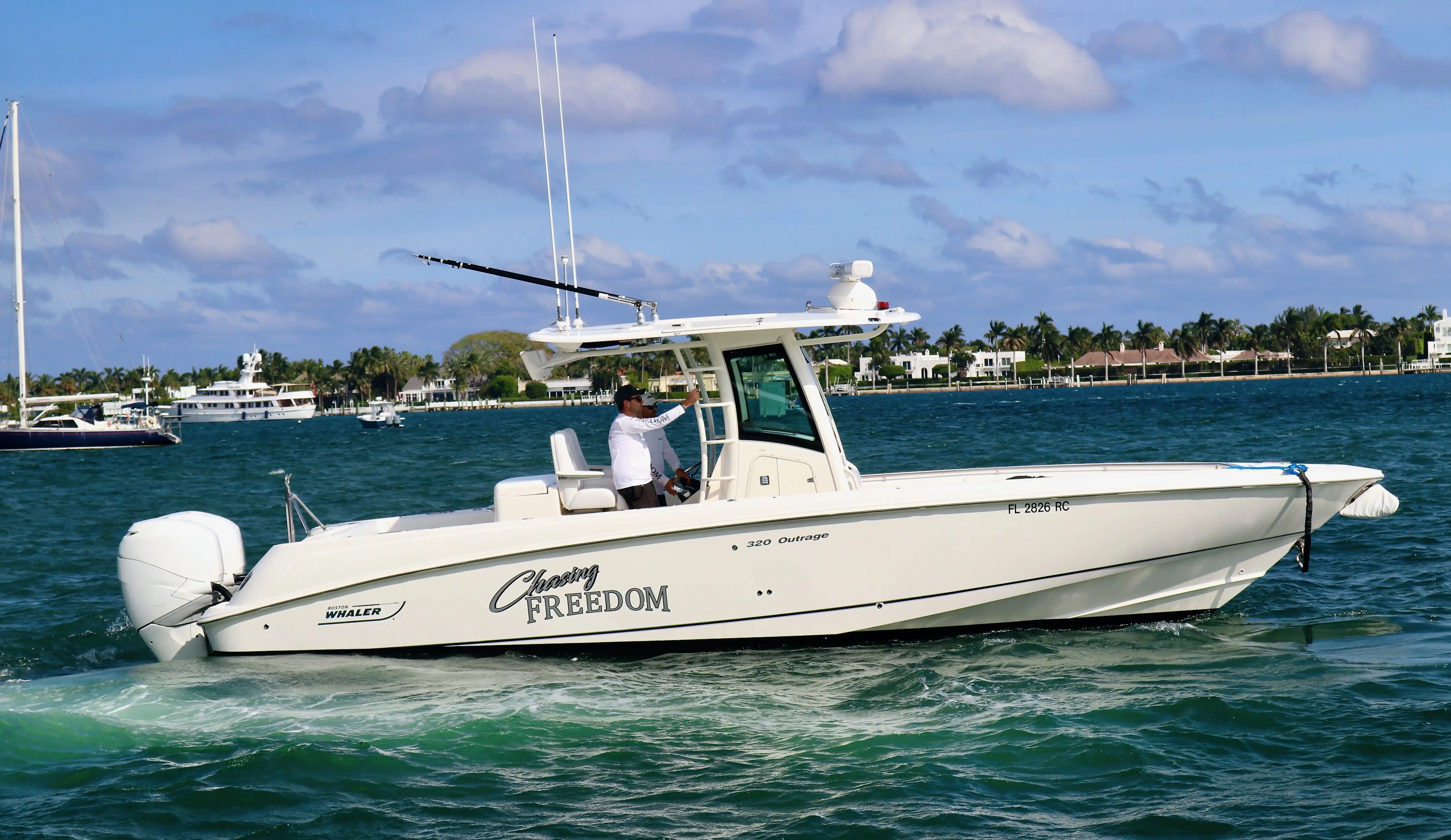 Boston Whaler 320 Outrage Exterior
