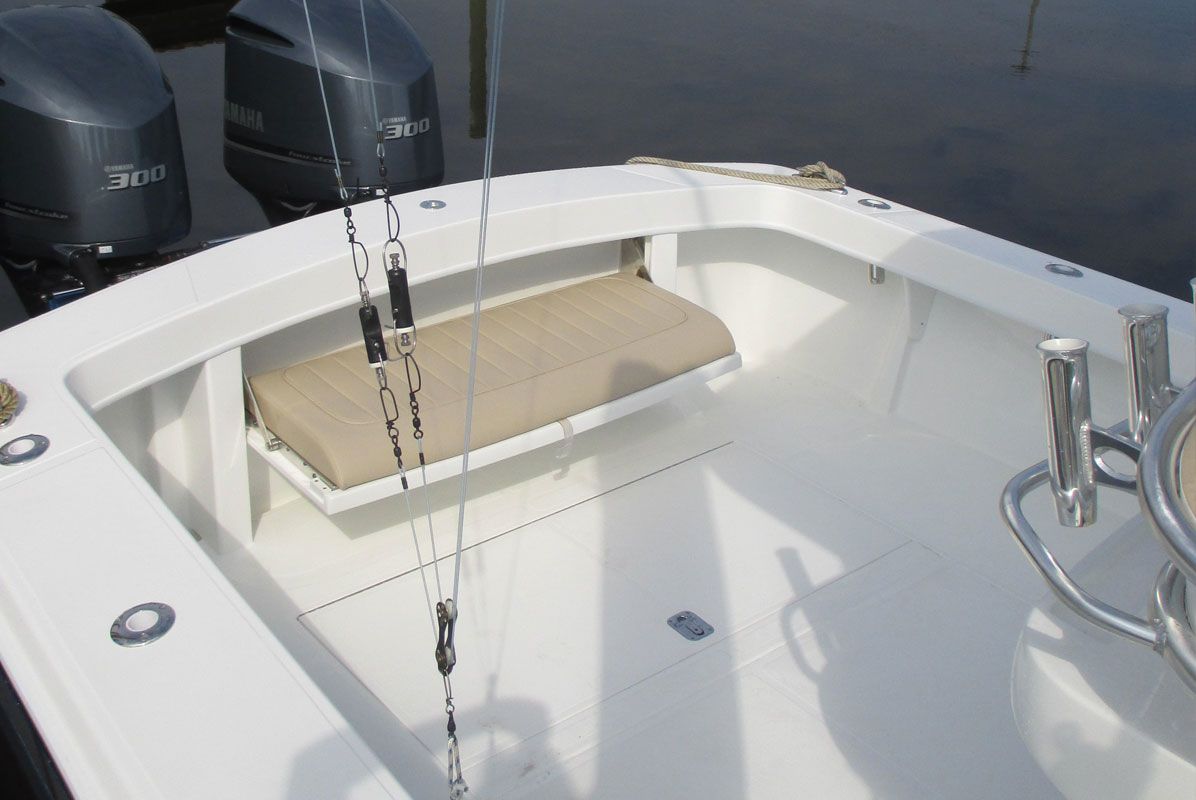Interior del Jersey Cape Yachts 31' Little Devil