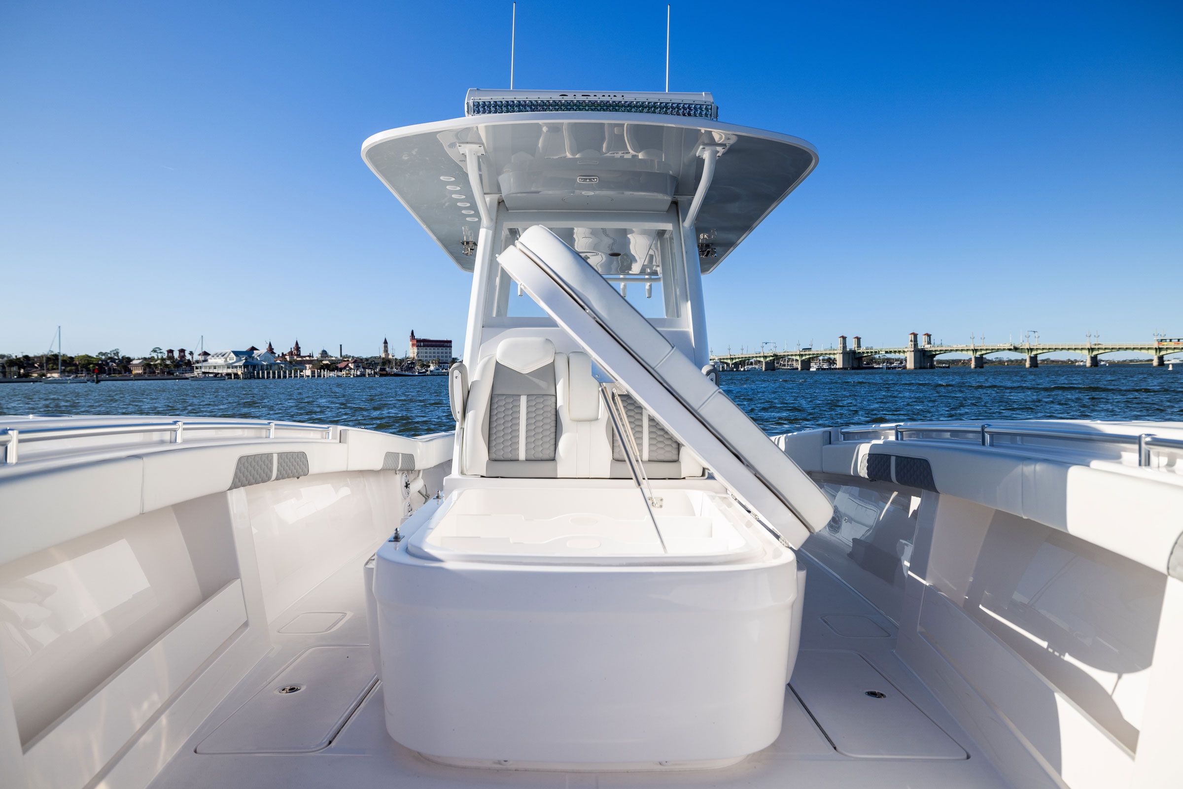 Interni del Invincible 39 Open Fisherman