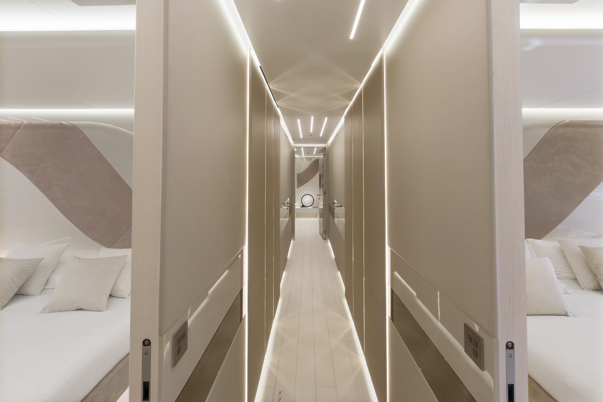 Mangusta 165 REV Interior