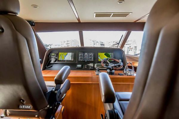 Intérieur du Jersey Cape Yachts Devil 45 Flybridge