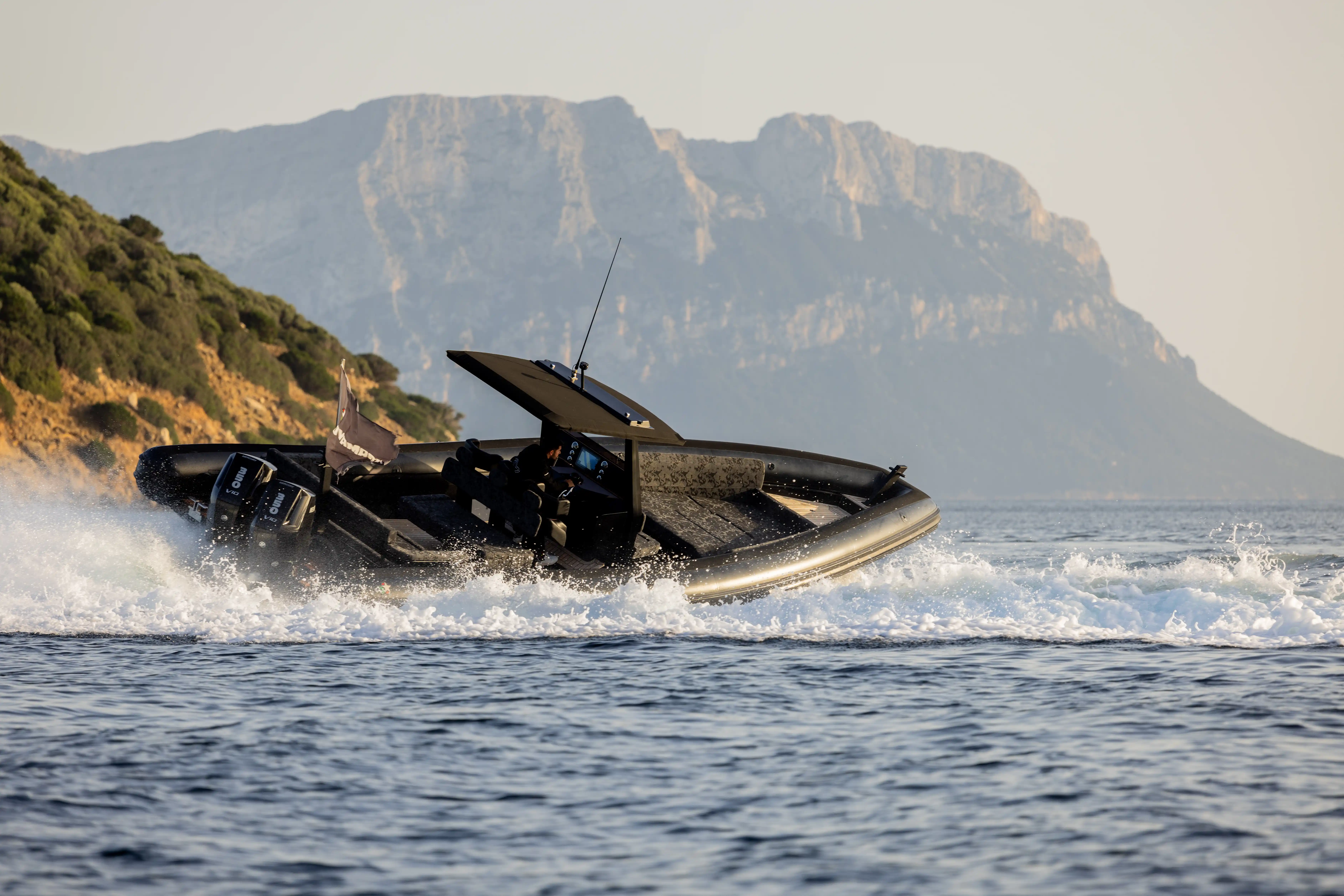 Novamarine RH 1000 -Outboard Exterior