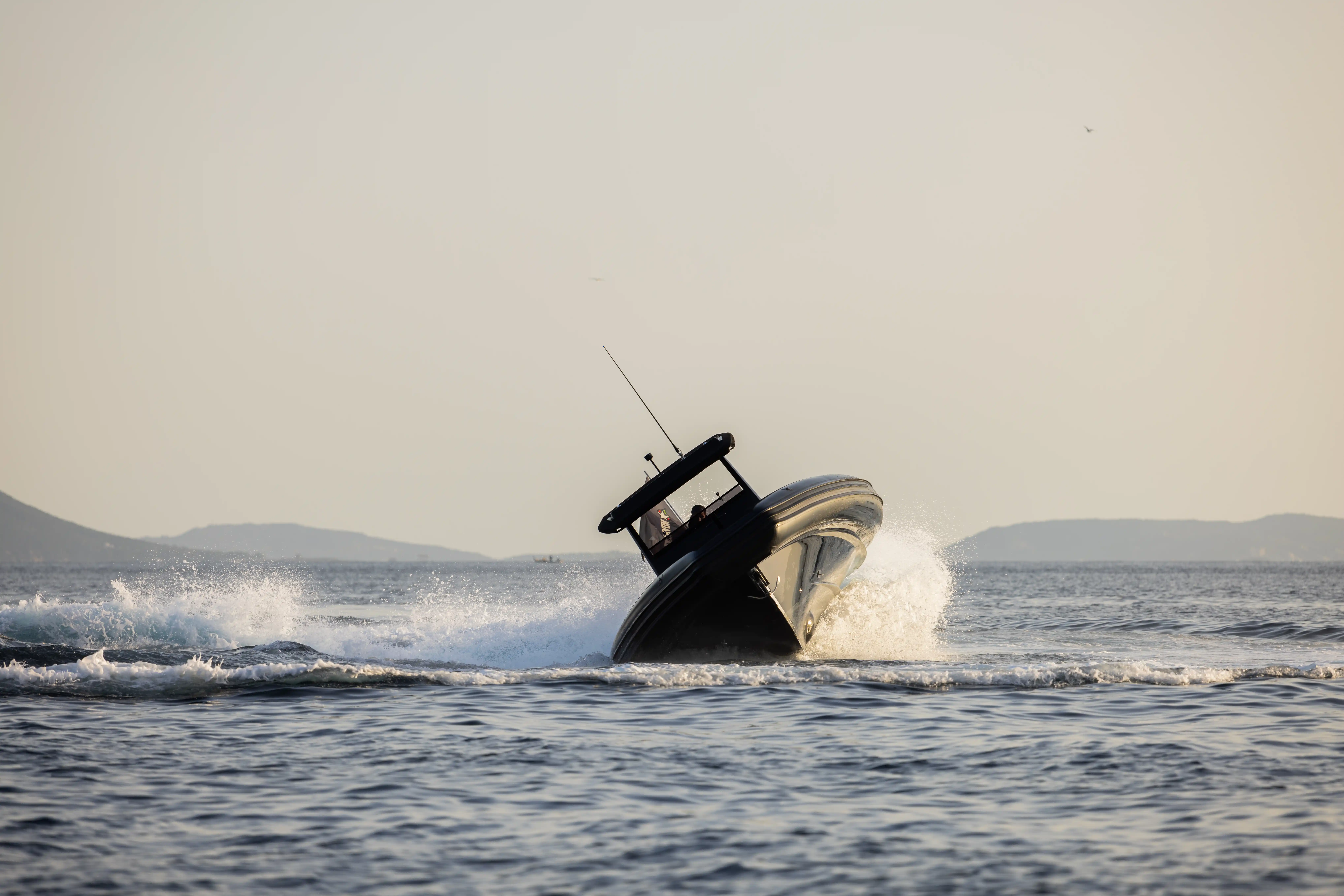 Novamarine RH 1000 -Outboard Exterior