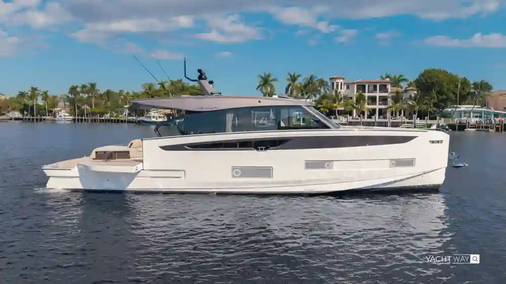2025 Azimut Seadeck 6 for sale, on display at FLIBS 2026