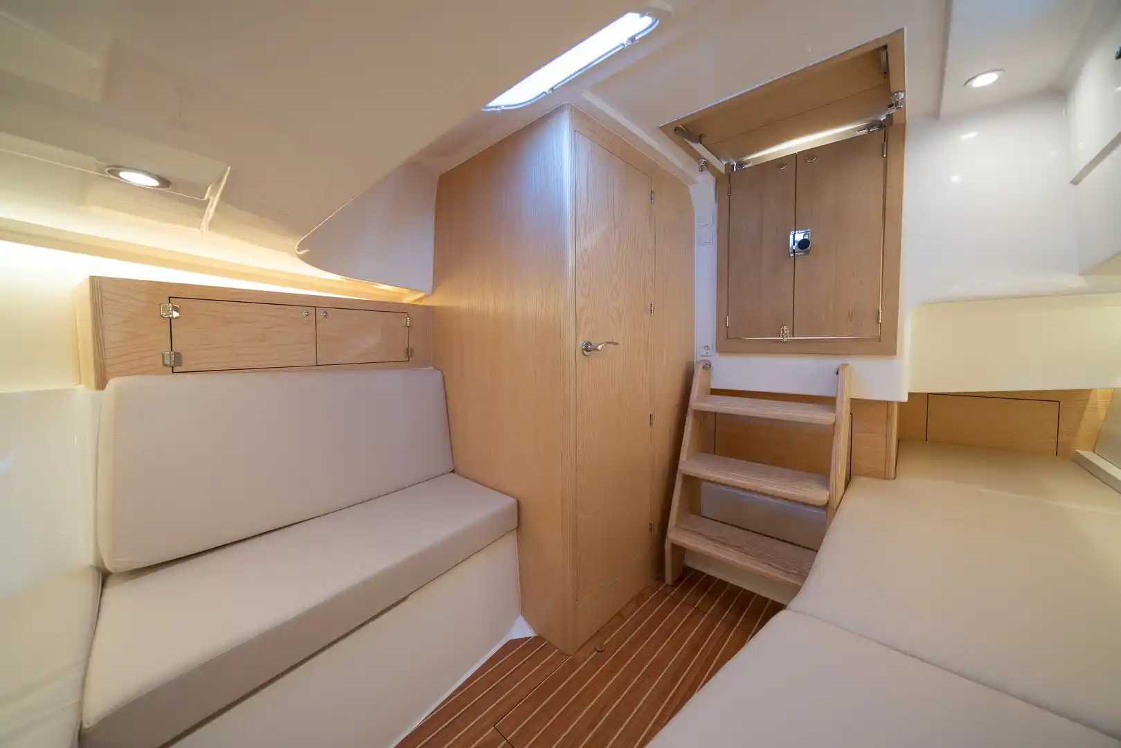 Interior del Girbau 28 Cabin