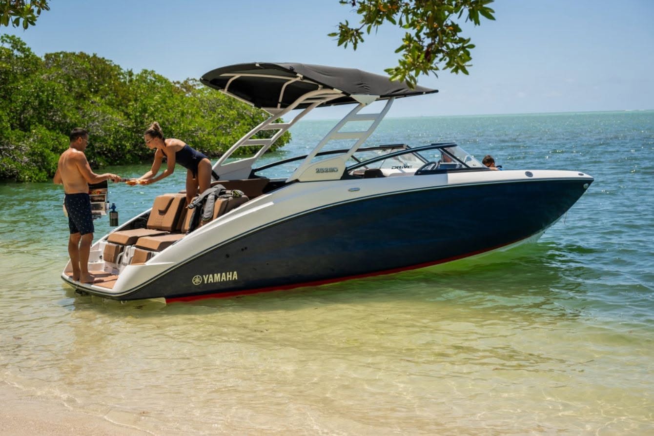 Yamaha 252SD Exterior