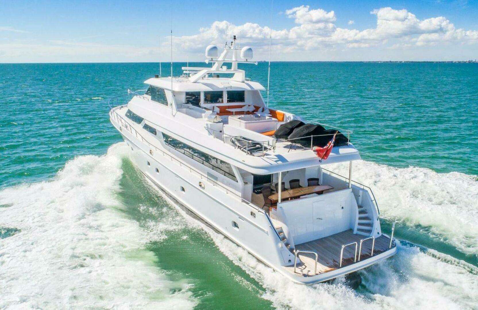 Innenbereich der Ocean Alexander 100 Skylounge Megayacht