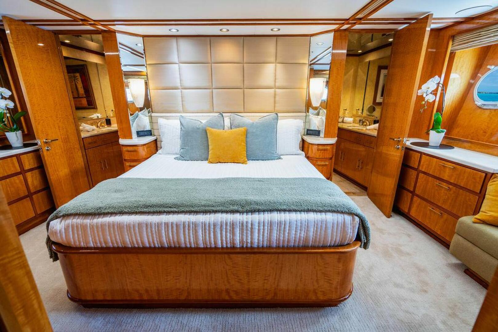 Intermarine USA 95 Interior