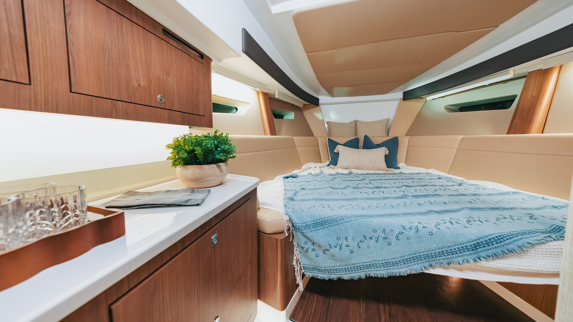 Innenbereich der Intrepid Powerboats 35 Valor