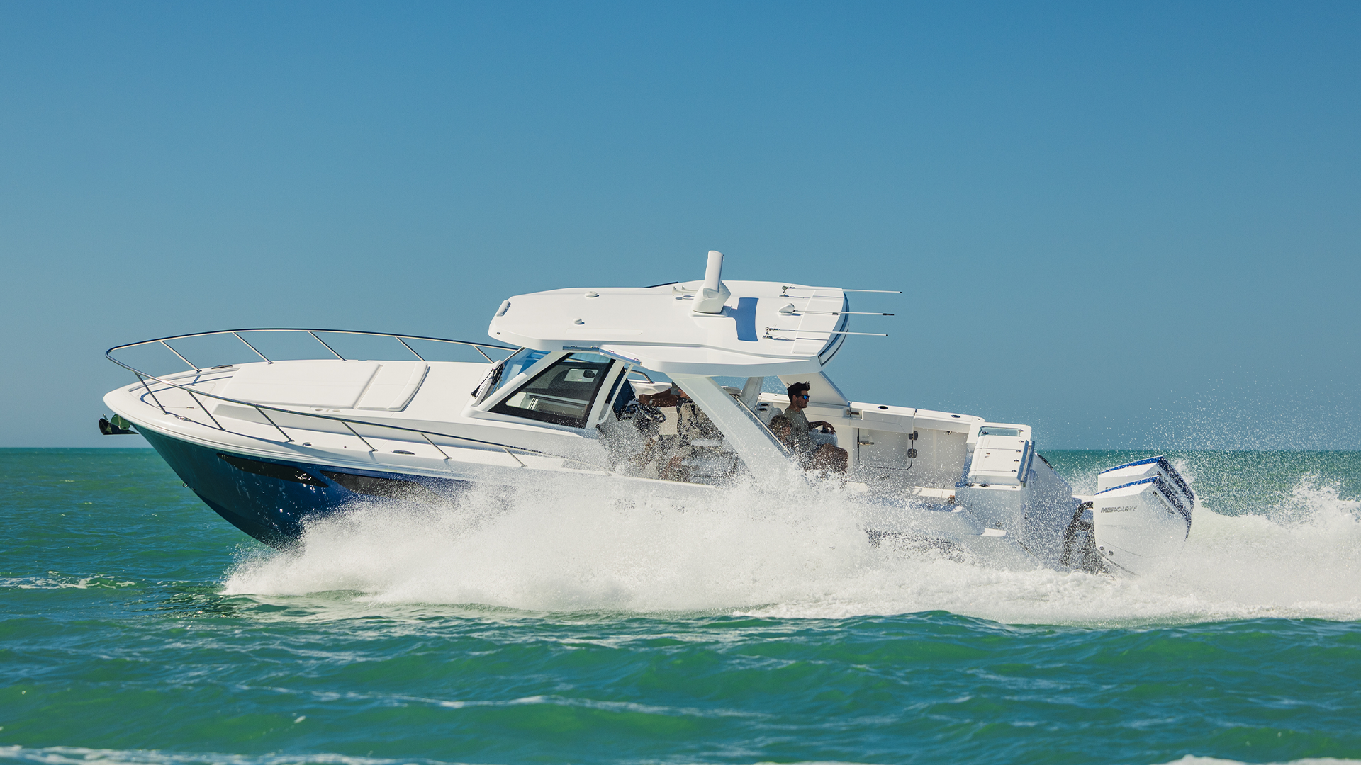 Außenbereich der Intrepid Powerboats 35 Valor