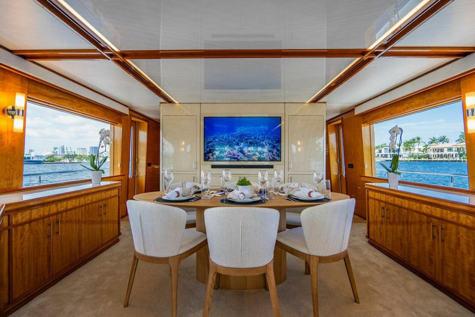 Intermarine USA 95 Interior