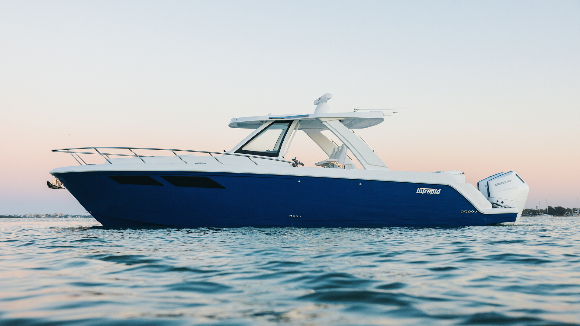 Außenbereich der Intrepid Powerboats 35 Valor
