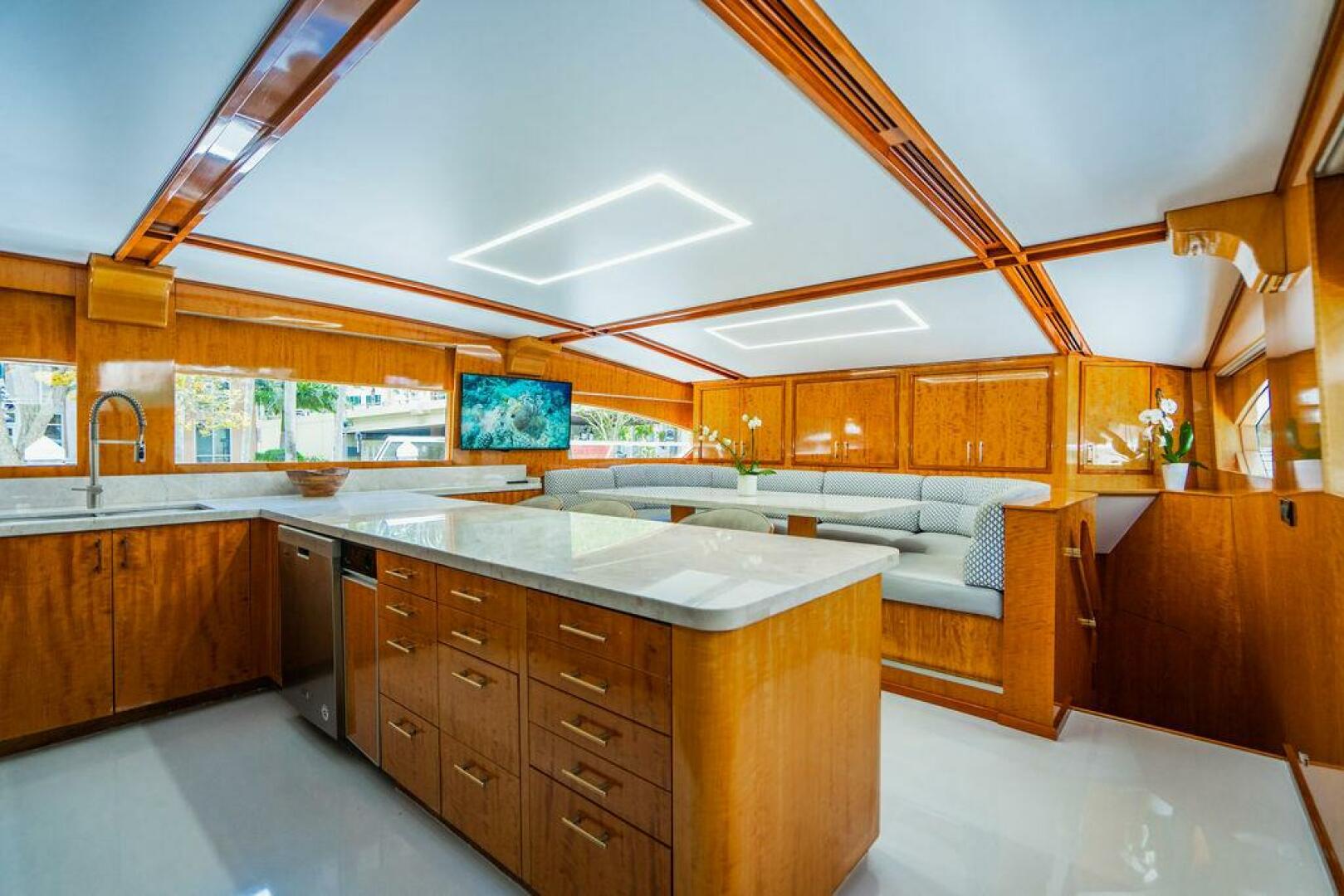 Intermarine USA 95 Interior