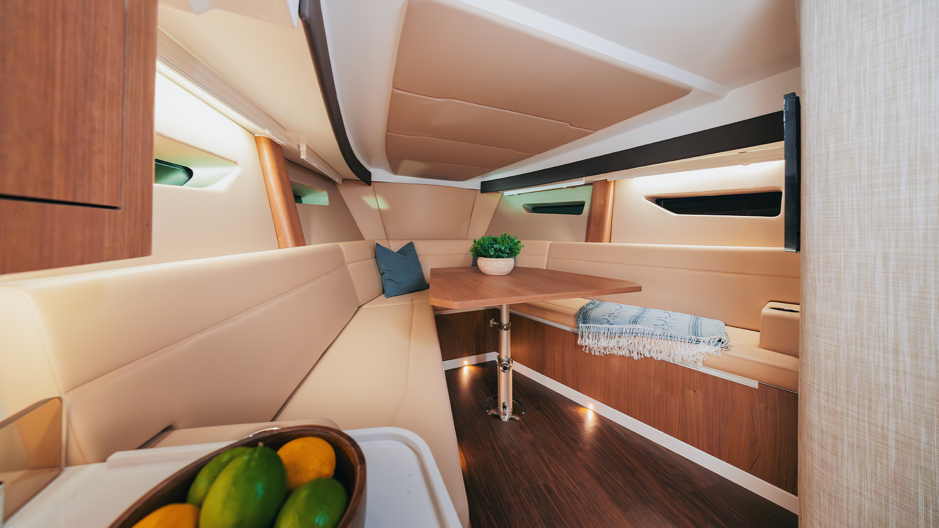 Innenbereich der Intrepid Powerboats 35 Valor