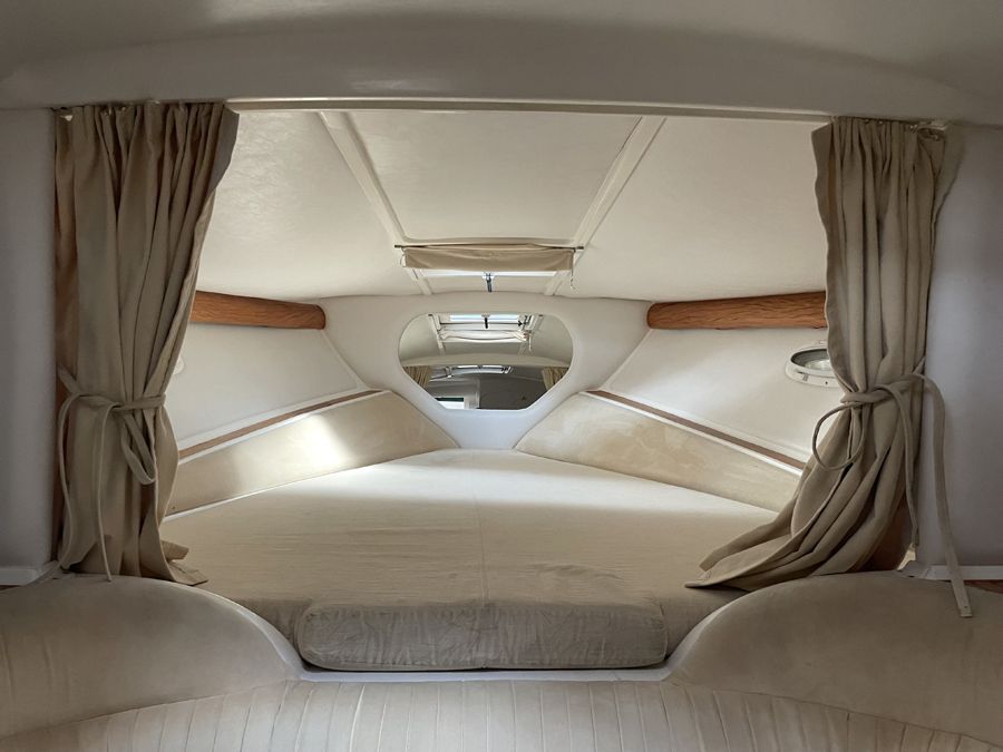 Bow cabin with double berth