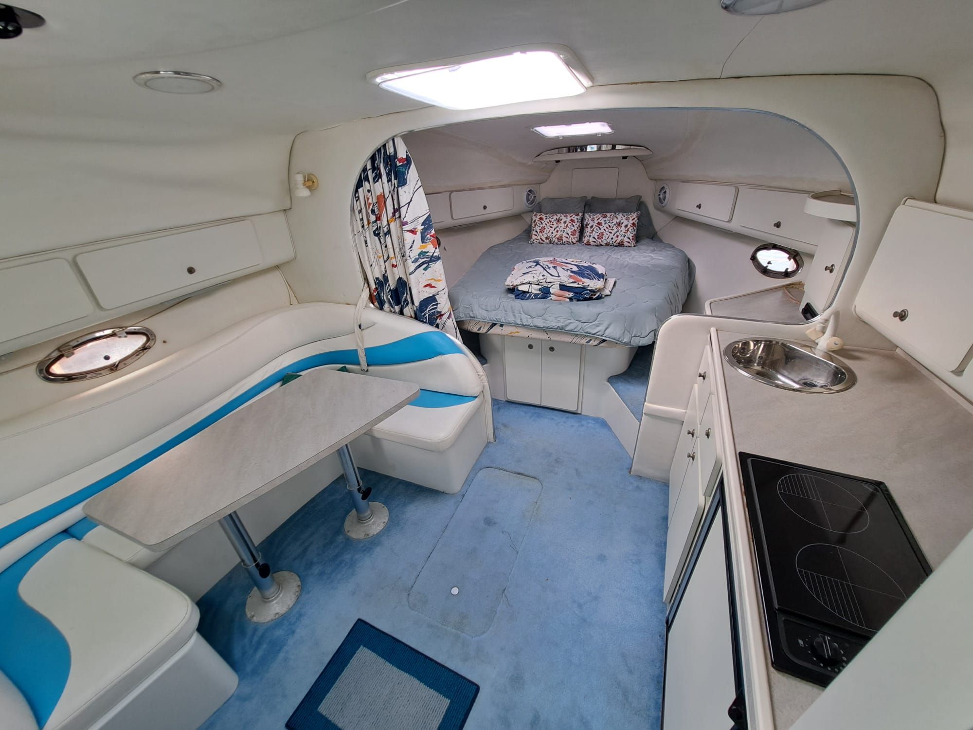Version with 2 cabins and 1 bathroom