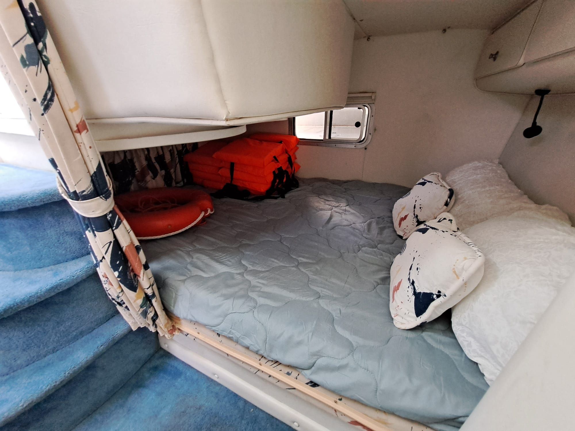 Version with 2 cabins and 1 bathroom