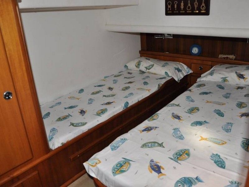 3 cabins with 2 bathrooms, including 1 suite with private bathroom