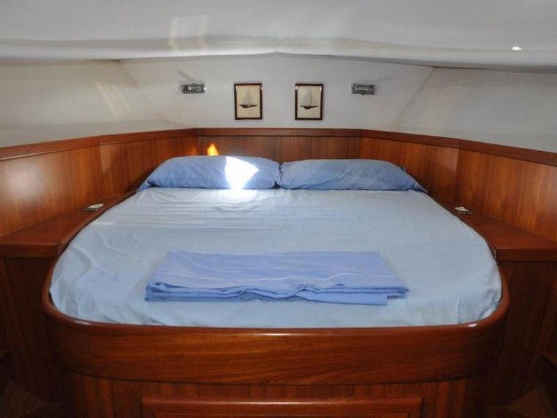 3 cabins with 2 bathrooms, including 1 suite with private bathroom