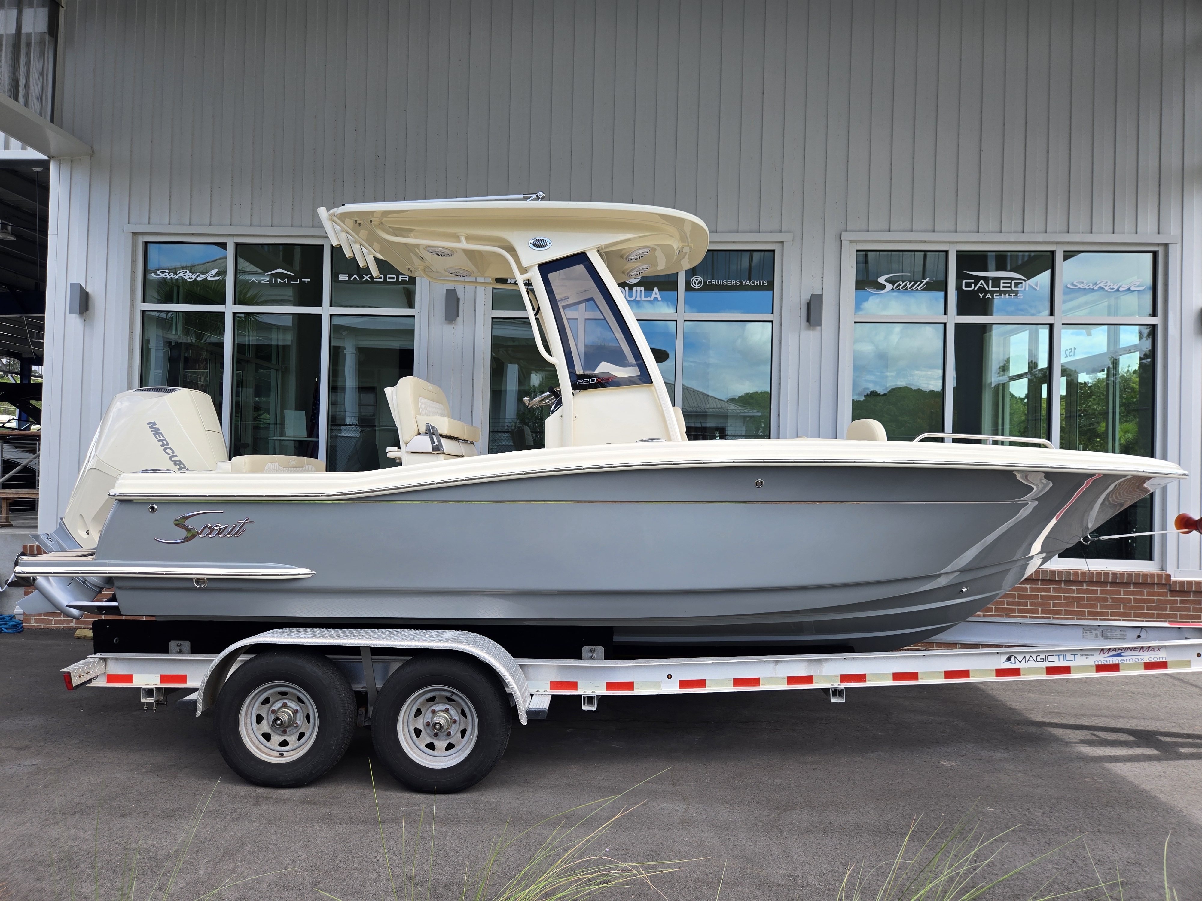 2027 Scout Boats 220 XSF for sale on YachtWay, same model as on display at FLIBS 2026