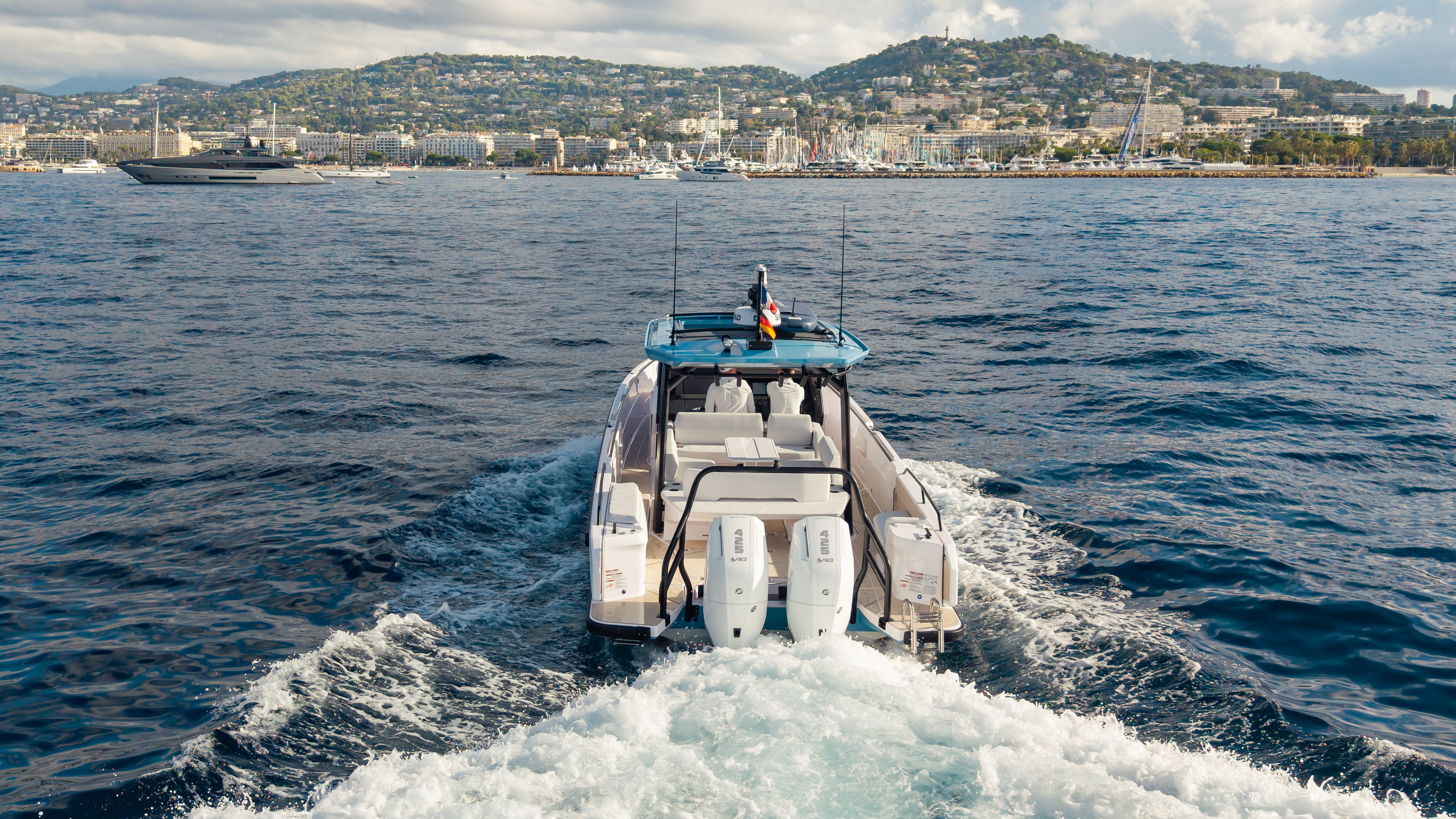 Yacht photo 2