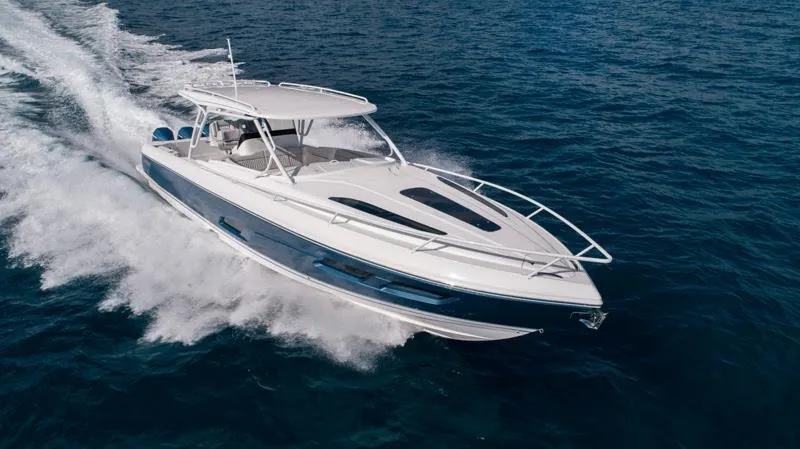 Extérieur du Intrepid Powerboats 409 Valor