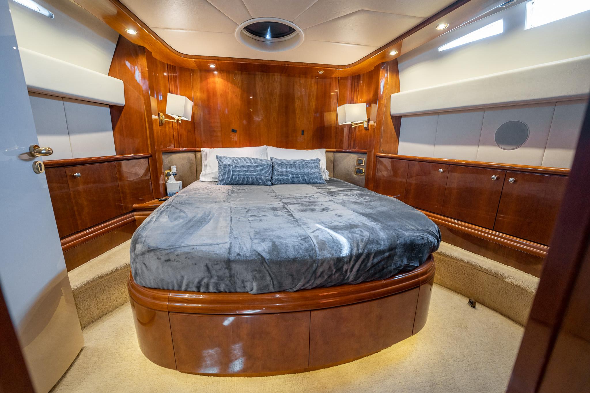 Interieur van de Azimut 80 Carat