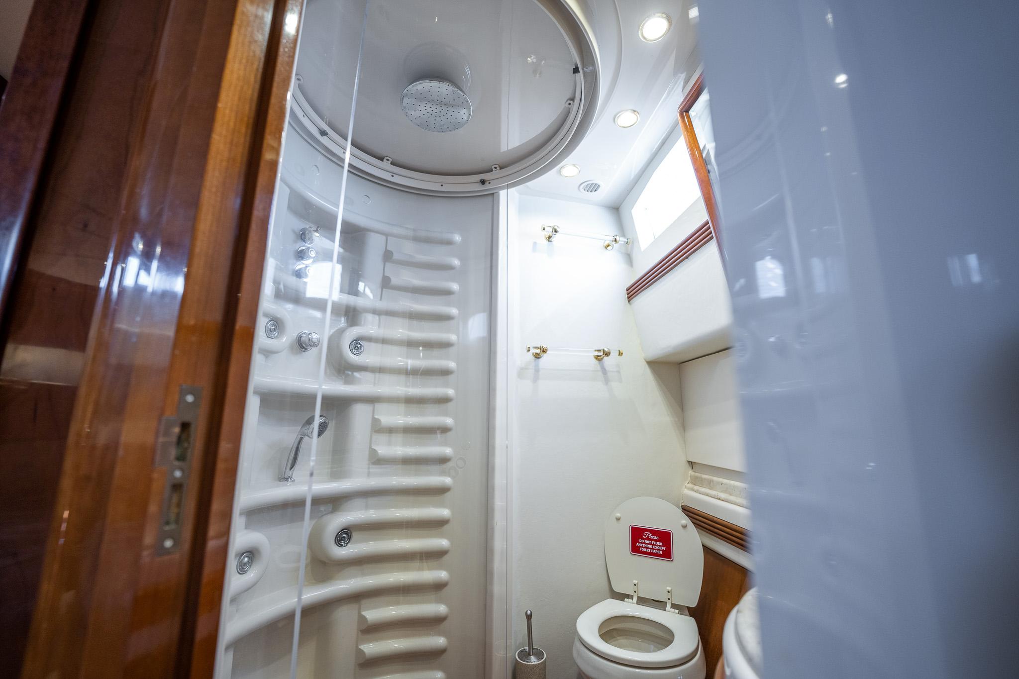 Interieur van de Azimut 80 Carat
