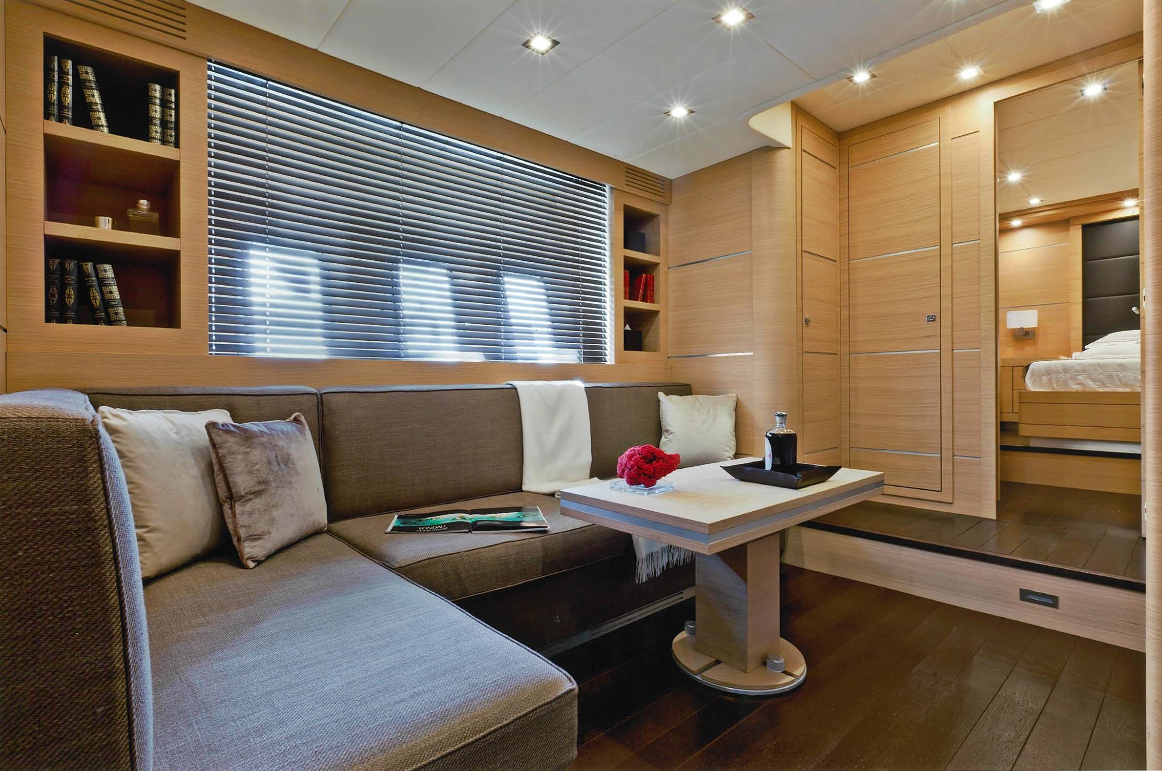 Interieur van de Mangusta 72
