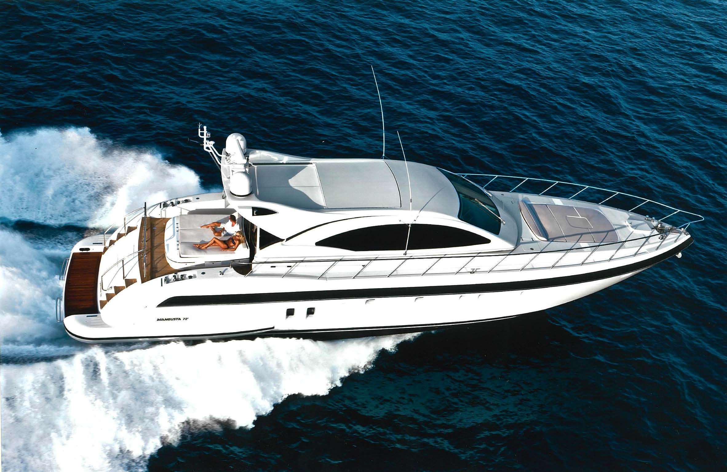 Exterieur van de Mangusta 72