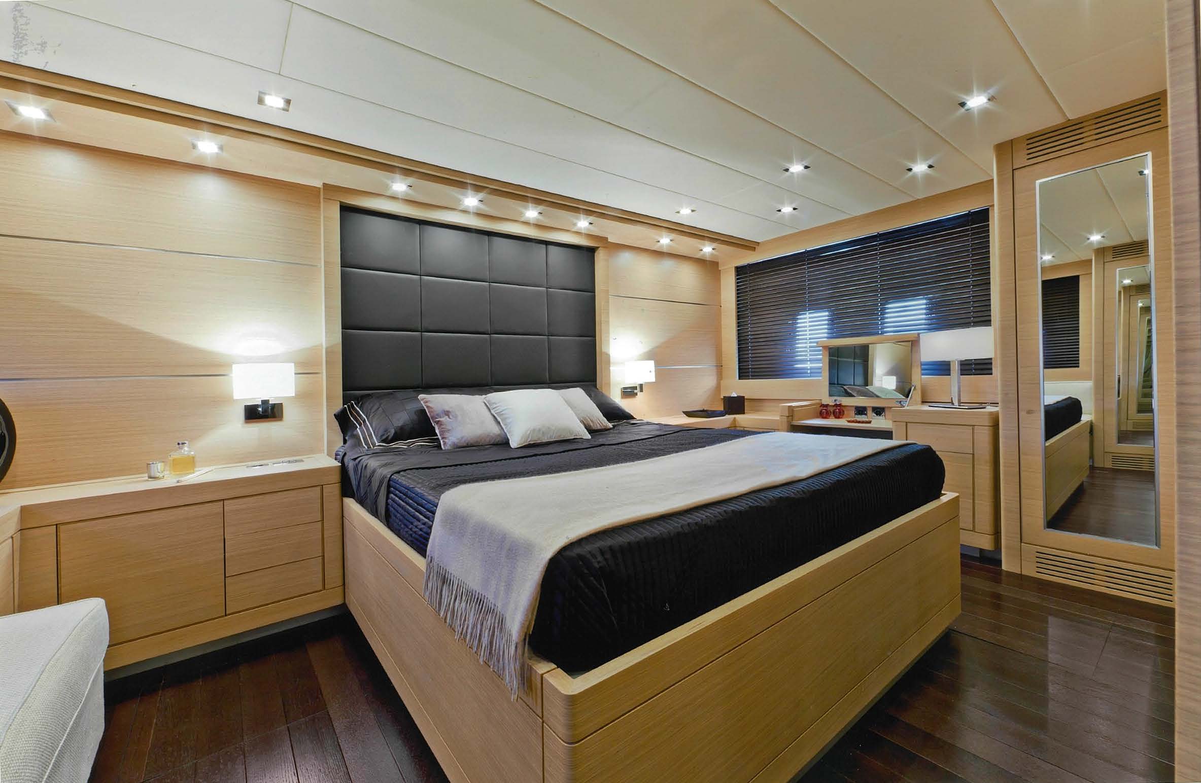 Interieur van de Mangusta 72