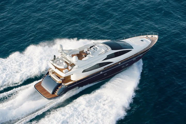 Exterieur van de Riva 85 Opera