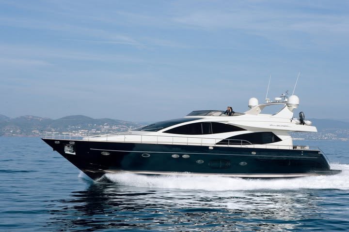 Exterieur van de Riva 85 Opera