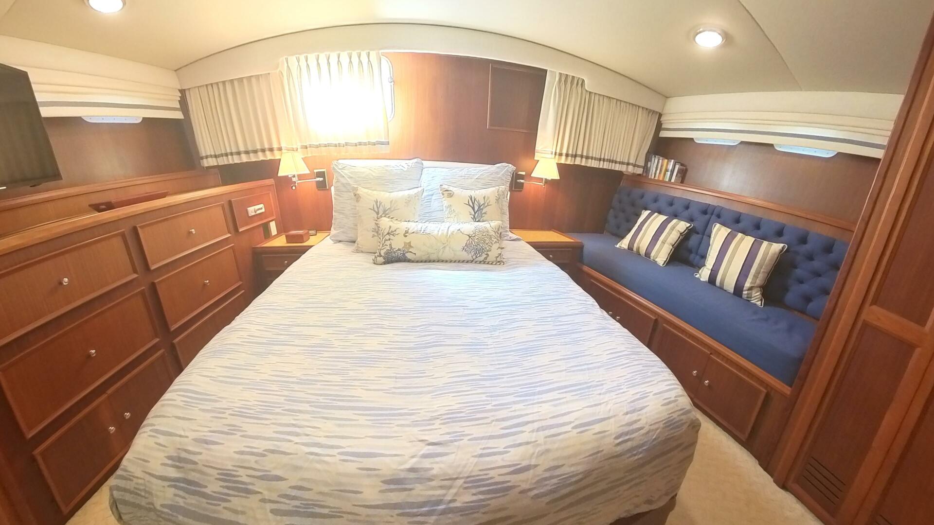 Interieur van de Hatteras 65 LRC