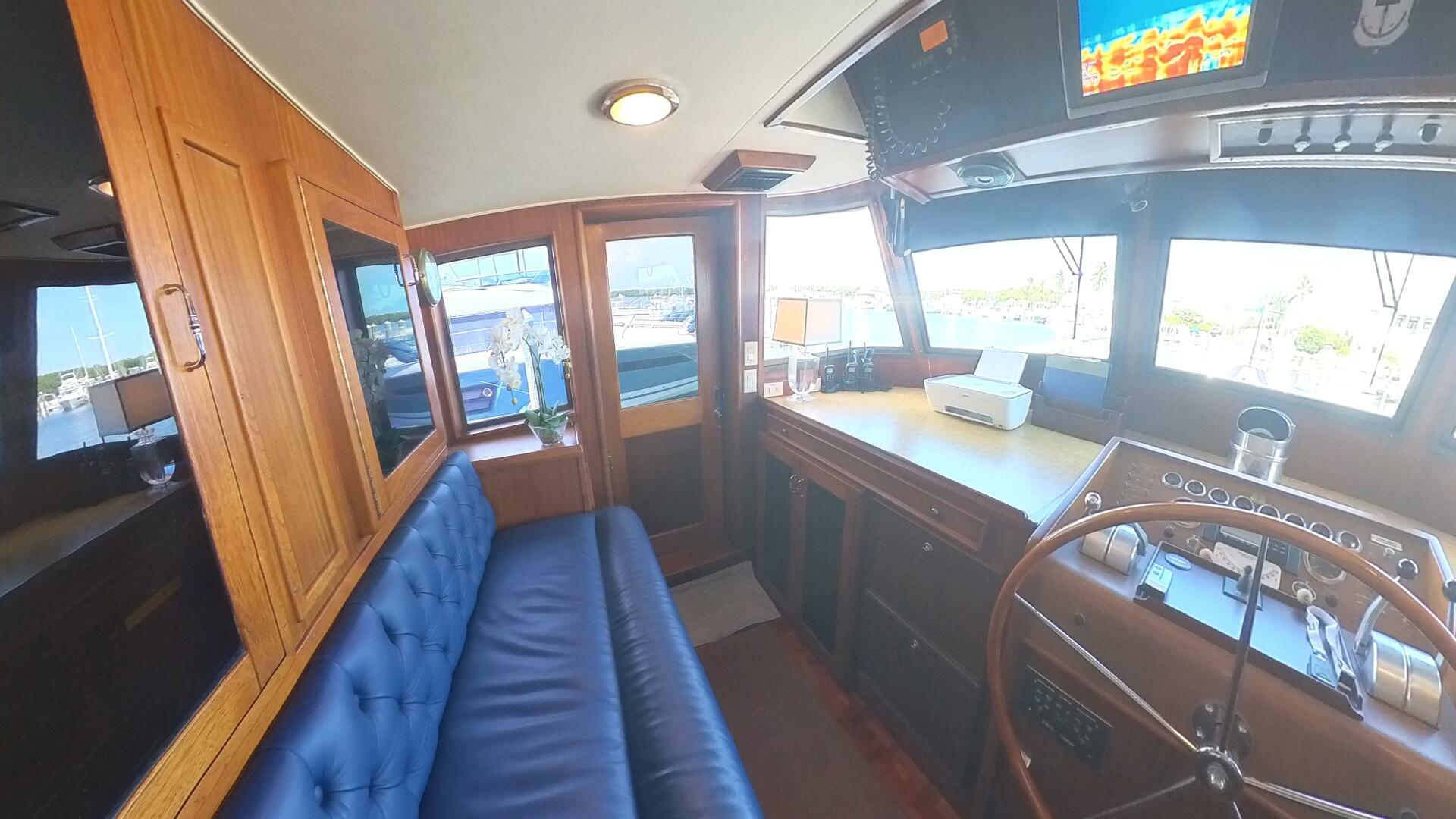 Interieur van de Hatteras 65 LRC