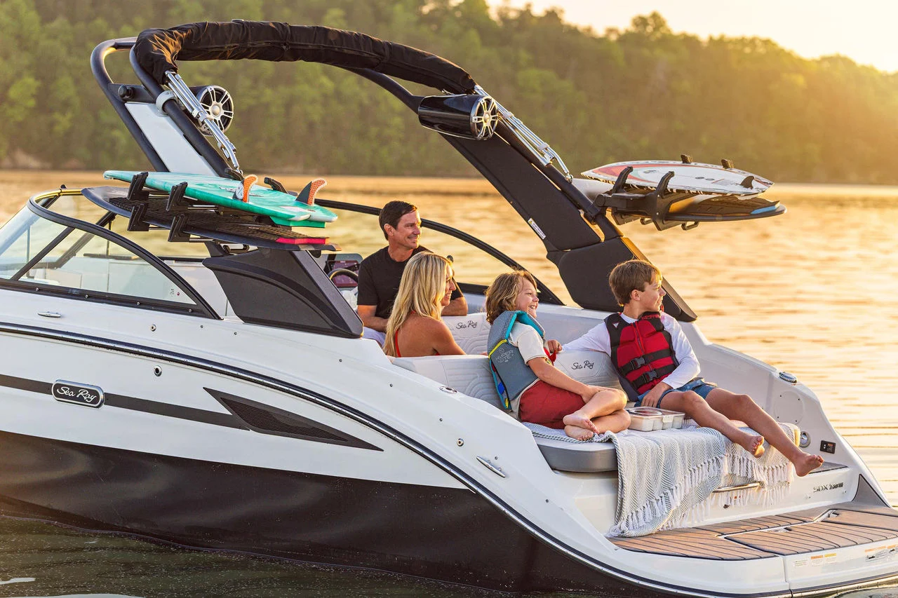 Interior del Sea Ray SDX 230 Surf