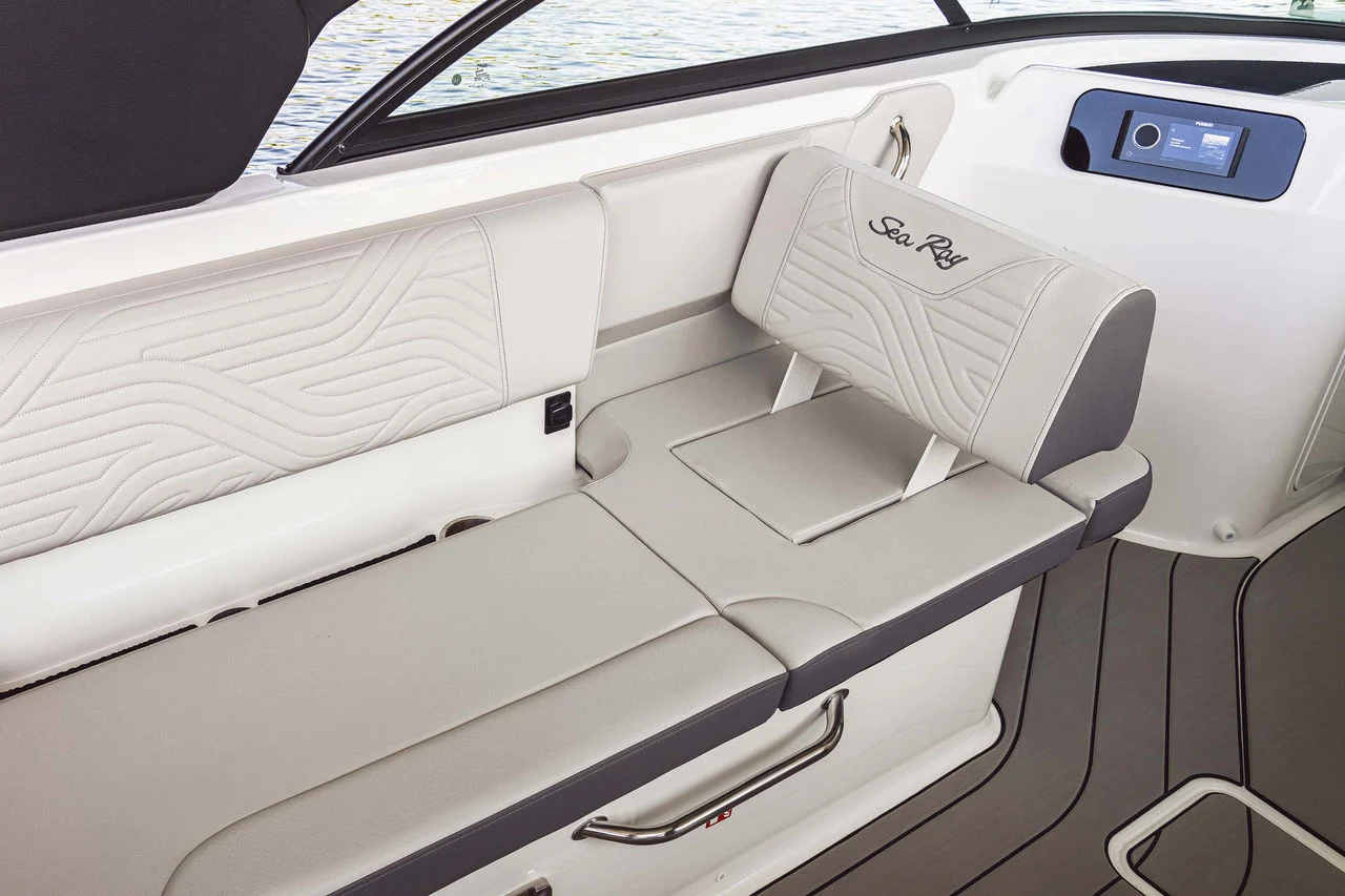 Interior del Sea Ray SDX 230 Surf