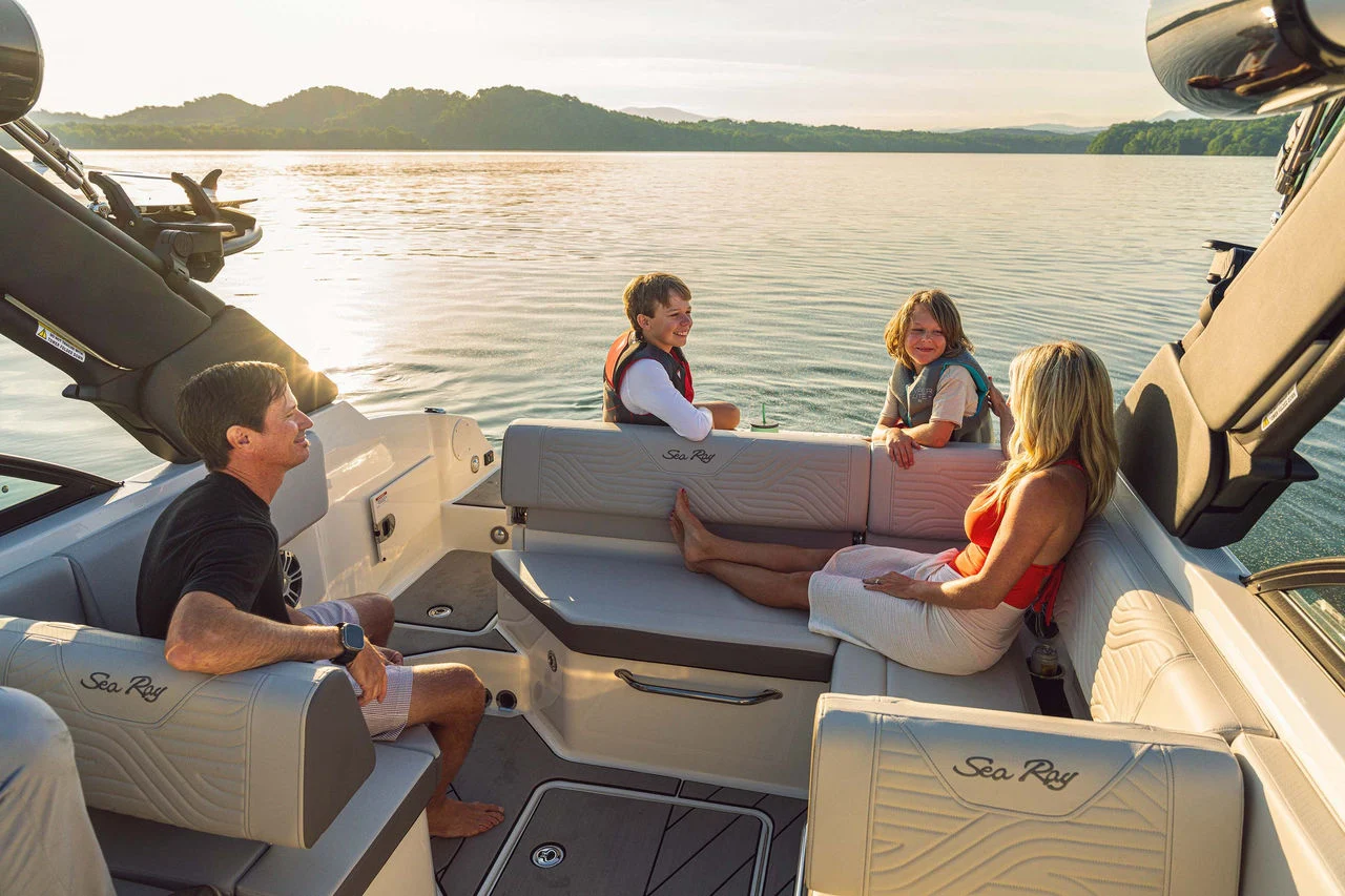 Interior del Sea Ray SDX 230 Surf