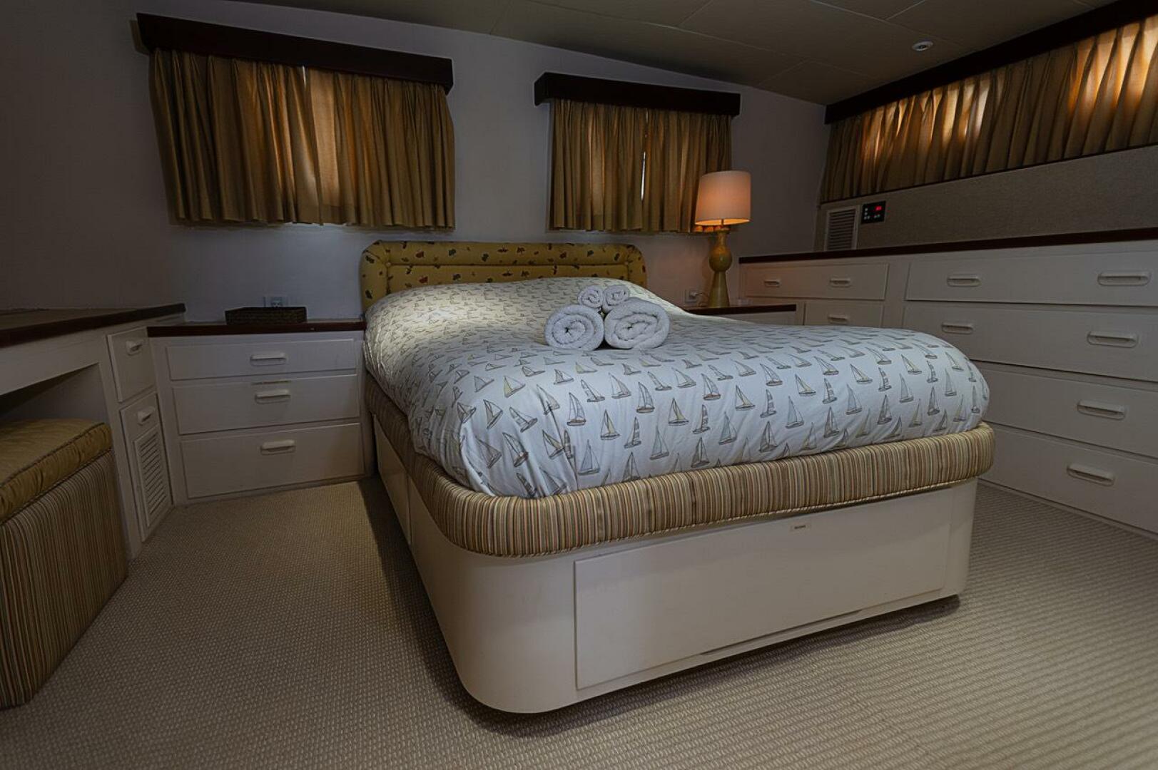 Derecktor 68 Hunt Motor Yacht Interior