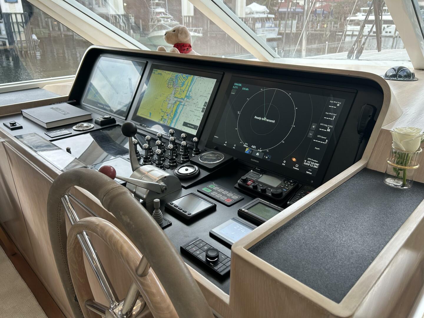 Interior del Palmer Johnson 110 Cruising Sloop