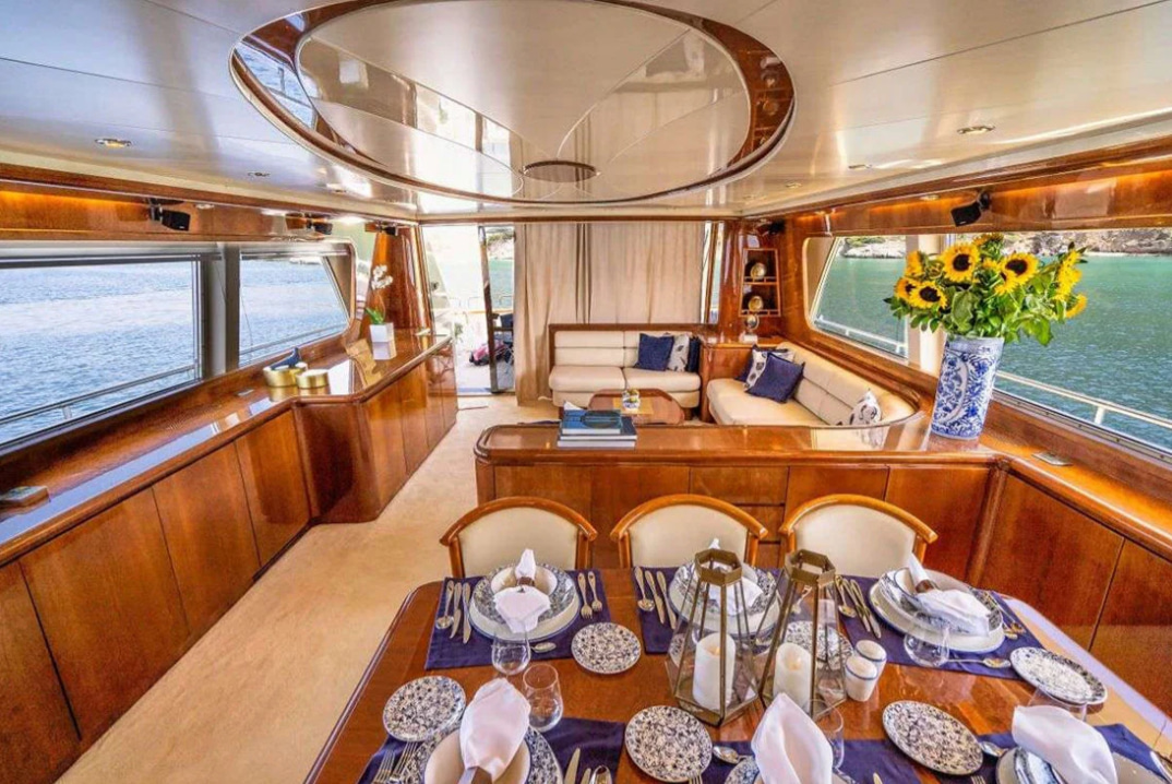 Interior del Falcon 86