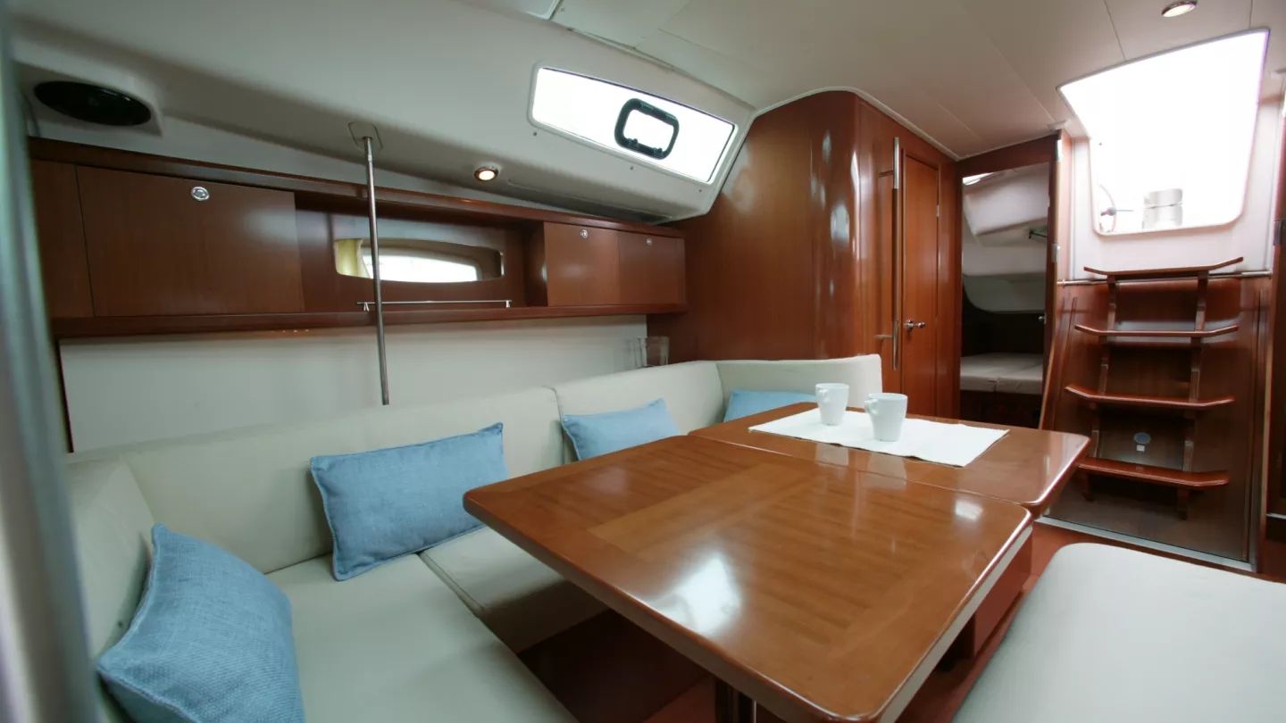 Beneteau Oceanis 40 Interior
