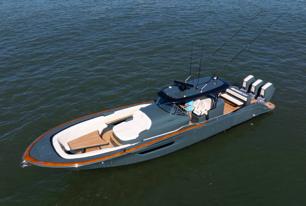 Exterieur van de Buddy Davis 47 Center Console