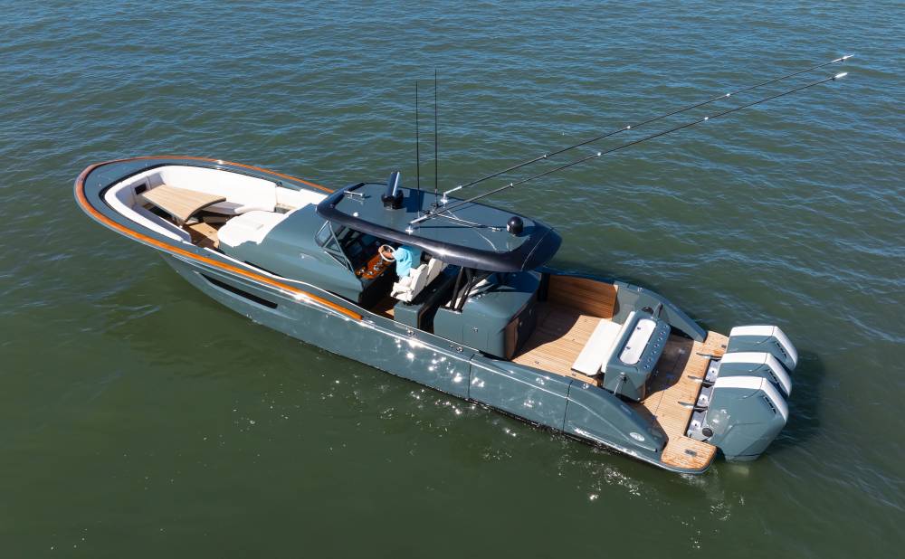 Exterieur van de Buddy Davis 47 Center Console