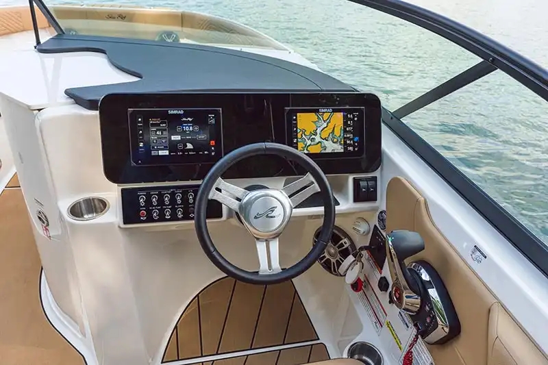 Sea Ray SDX 250 Surf Interior