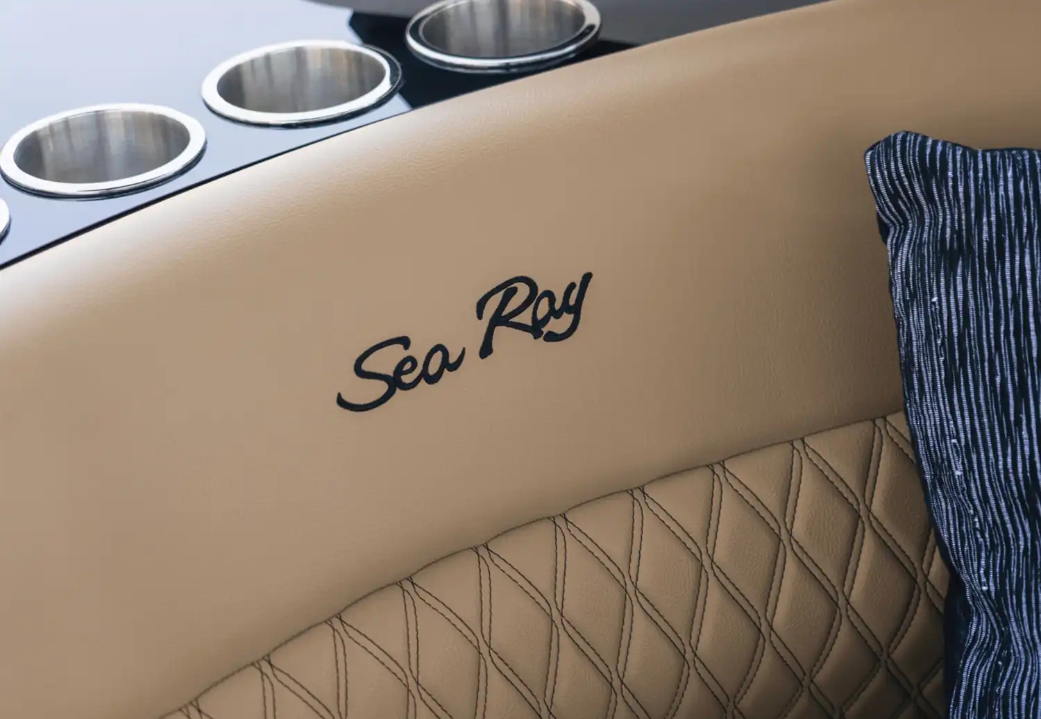 Sea Ray SDX 250 Surf Interior