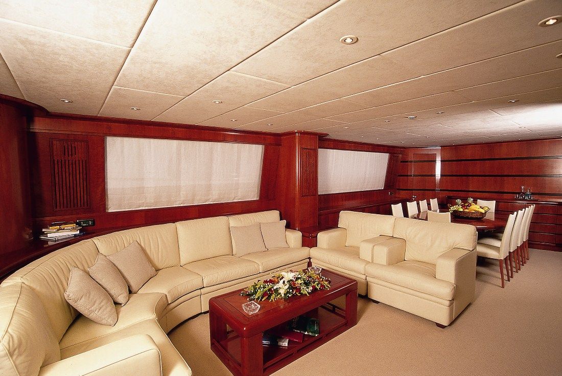 Interior del Falcon 30M